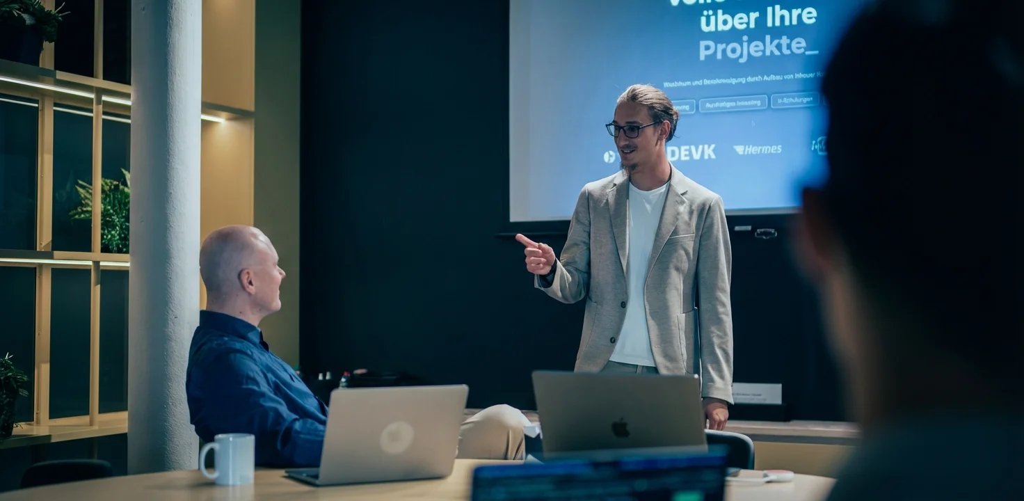 Tim Pfeifer als Speaker und Team Lead bei einem Workshop oder Event - Tech Leadership und Team-Kommunikation